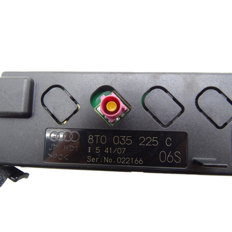 WZMACNIACZ ANTENOWY 8T0035225 do Audi S5 8T - Używane Części PARTLE.COM - przód