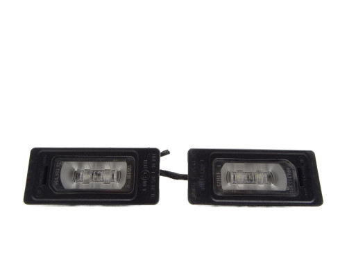 LAMPKA TABLICY REJESTRACYJNEJ PRAWA LEWA KOSTKA 4G0943021 Audi A3 8V - przód