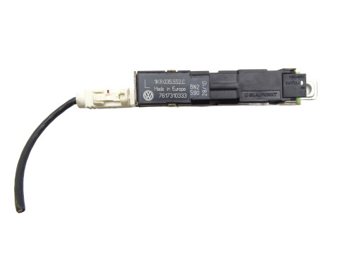WZMACNIACZ ANTENY ANTENOWY 1K8035552C VW Scirocco III 1K8 - przód