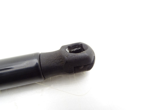 SIŁOWNIK MASKI KLAPY BAGAŻNIKA TYŁ TYLNY 8U0823359B Audi Q3 8U 11-18R - PARTLE.COM - mocowanie 2