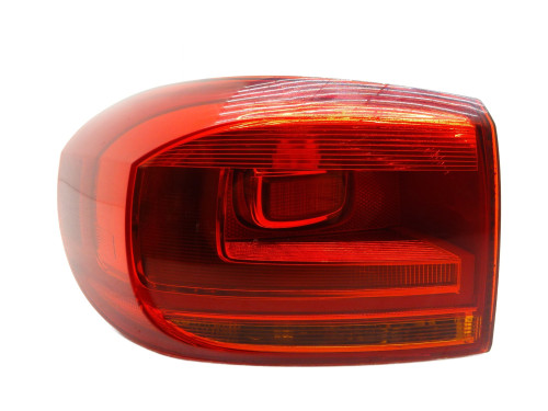 LAMPA LEWA LEWY TYŁ TYLNA W BŁOTNIK 5N0945095Q VW Tiguan I 5N LIFT - przód