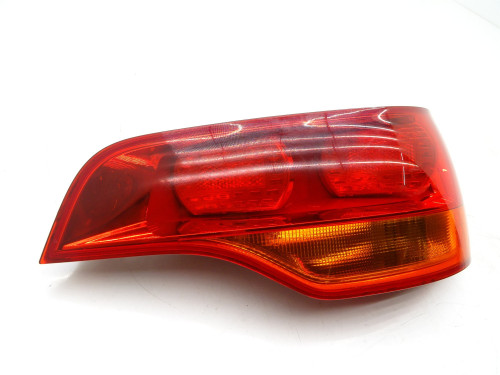 LAMPA TYLNA PRAWA AUDI Q7 4L 4L0945094 ORYGINALNA UŻYWANA PARTLE.COM - lampa w błotnik
