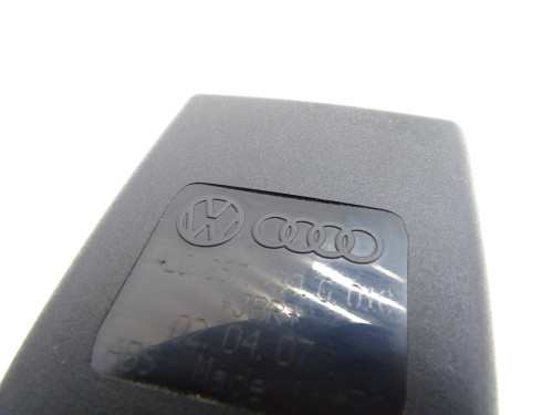 Używana oryginalna zapinka pasa tylna 4L0857739G do Audi Q7 4L - PARTLE.COM - numer części